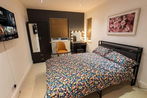 Bed, TV and multimedia, Photo of the whole room, Bedroom