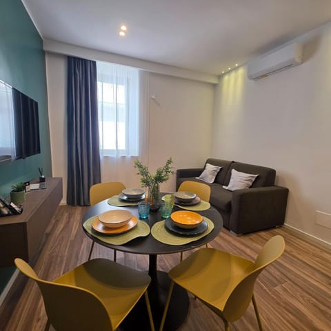 Seating area, Dining area