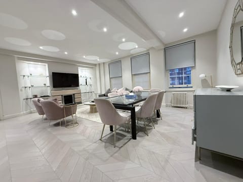 TV and multimedia, Kitchen or kitchenette, Living room, Seating area, Dining area