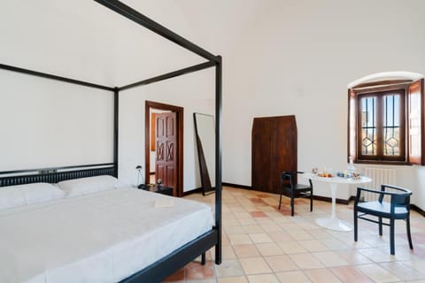 Bedroom, Food