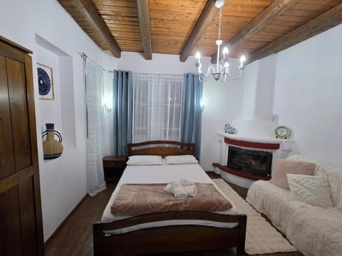 Bed, TV and multimedia, Living room, Photo of the whole room, Seating area, Bedroom, flat iron