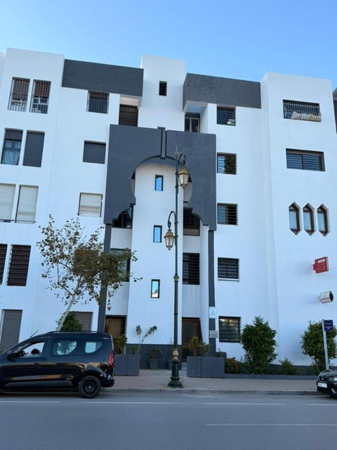Property building, Day, Street view, Location, Parking