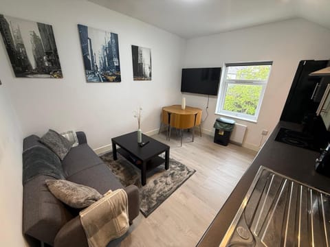 TV and multimedia, Living room, Seating area, Evening entertainment