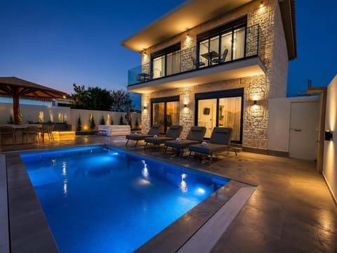 Property building, Hot Tub, Swimming pool, sunbed
