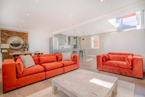 Kitchen or kitchenette, Living room, Seating area, Dining area