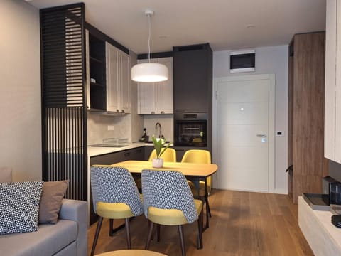 Kitchen or kitchenette, Seating area, Dining area, oven, stove