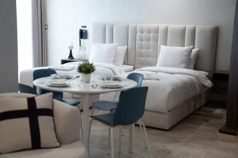 Bed, Dining area