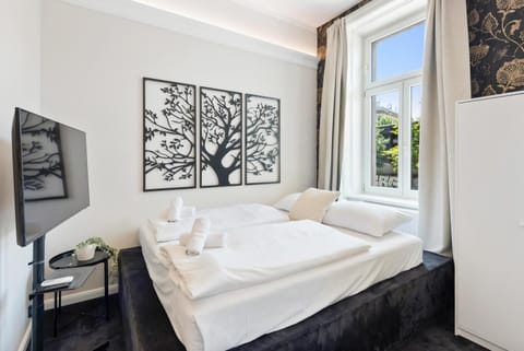 Bed, TV and multimedia, Photo of the whole room, Bedroom, towels