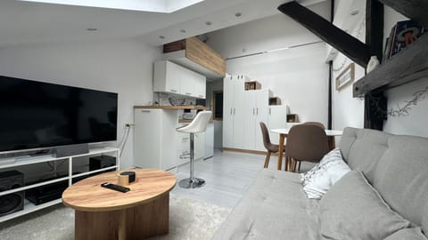 TV and multimedia, Living room, Seating area, Dining area