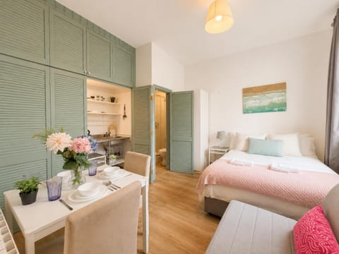 Kitchen or kitchenette, Dining area, wardrobe