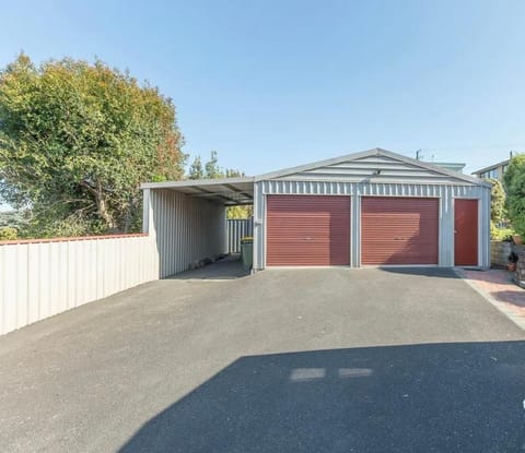 Maple Views - Charming Home with Coastal Views House in Ulverstone