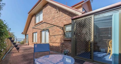 Maple Views - Charming Home with Coastal Views House in Ulverstone