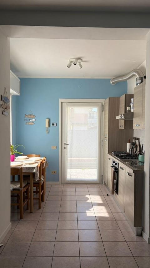 Kitchen or kitchenette, Dining area, oven