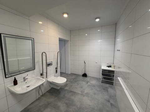 Shower, Toilet, Bathroom, towels
