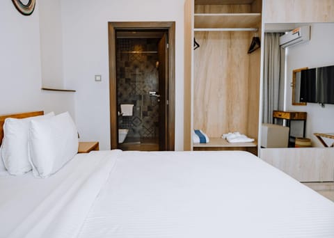 Bed, Photo of the whole room, Bedroom, wardrobe, air conditioner