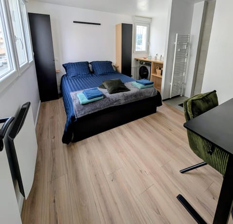 Bed, Photo of the whole room, Seating area, Bedroom