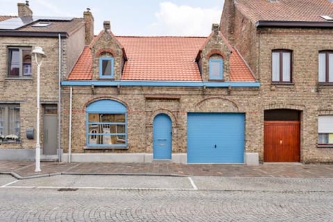 Property building, Day, Street view, Parking