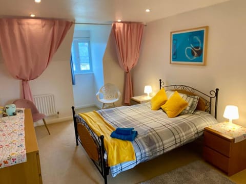 Bed, Photo of the whole room, Bedroom, internet, towels