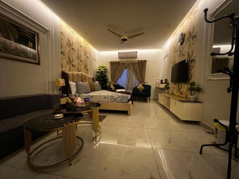 Bed, TV and multimedia, Living room, Photo of the whole room, Seating area, Bedroom
