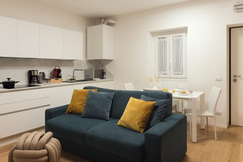 Kitchen or kitchenette, Living room, Seating area, Dining area