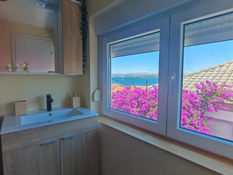 Bathroom, Sea view