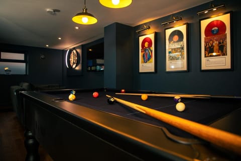 Billiard, Game Room