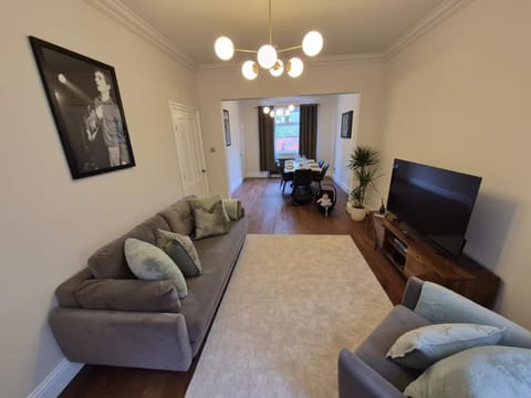 TV and multimedia, Living room, Seating area, Evening entertainment