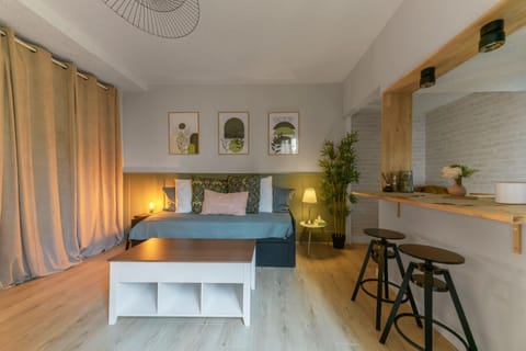 Bed, Living room