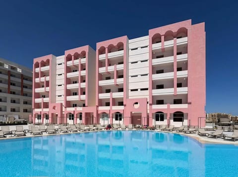 Property building, Swimming pool, sunbed