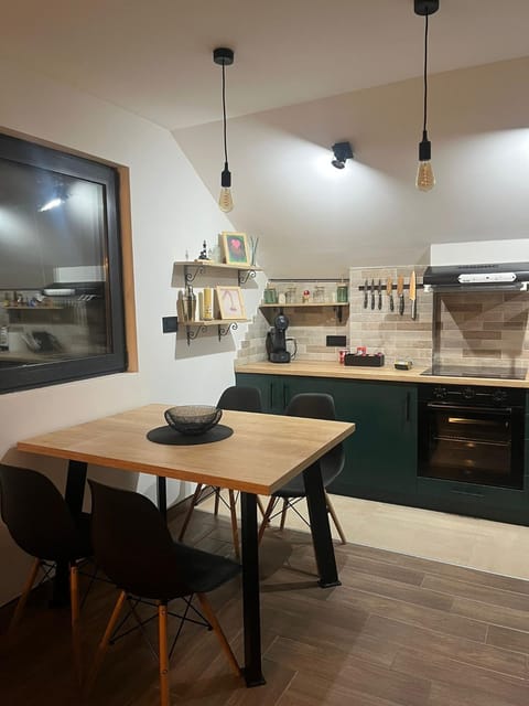 Coffee/tea facilities, Kitchen or kitchenette, Dining area, pet friendly, stove