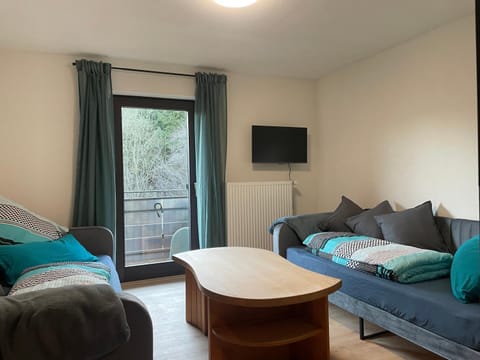 Bed, TV and multimedia, Living room