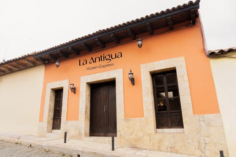 Facade/entrance