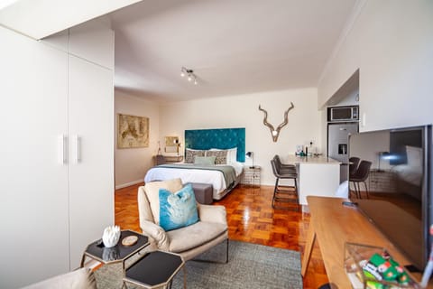 Bed, TV and multimedia, Living room, Photo of the whole room, Seating area, Bedroom