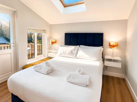 Bedroom, City view