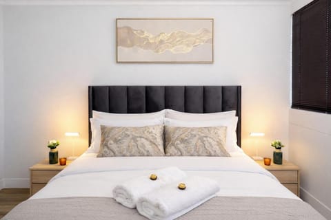 Bed, Photo of the whole room, Bedroom, towels