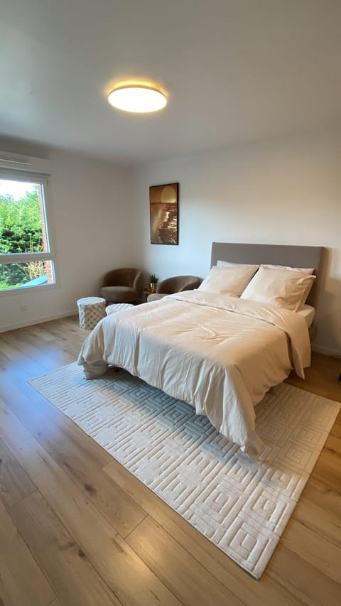 Photo of the whole room, Bedroom