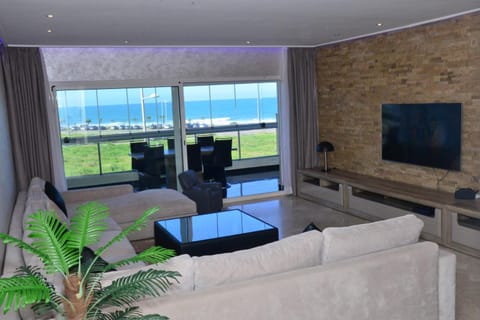 Communal lounge/ TV room, Sea view