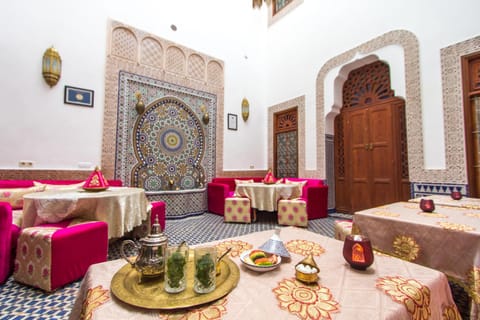 Patio, Restaurant/places to eat, Living room, Non alcoholic drinks