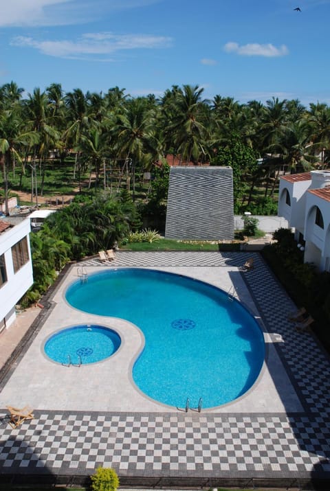 Day, Pool view