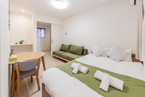 Bed, Dining area, Bedroom, towels