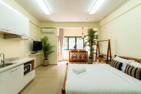 Bed, Dining area, Bedroom, kitchen