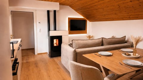 Communal lounge/ TV room, TV and multimedia, Living room, Dining area, Evening entertainment