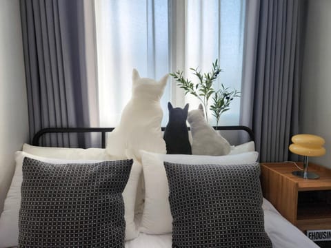 Bed, Bedroom, air conditioner