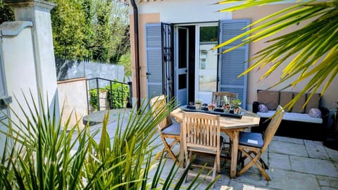 Property building, Patio, Garden, Balcony/Terrace, Dining area, Garden view