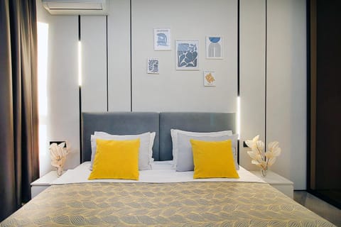 Bed, Living room, Photo of the whole room, Bedroom