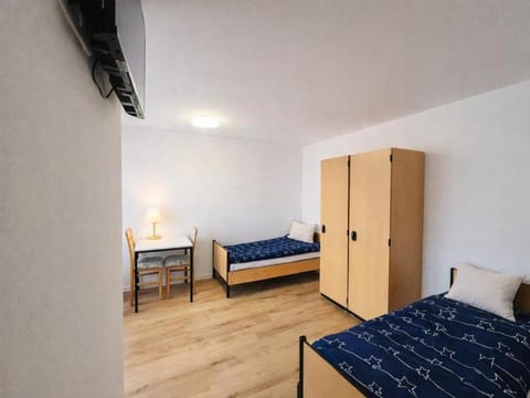 Bed, TV and multimedia, Bedroom