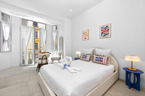 Bed, TV and multimedia, Seating area, Dining area