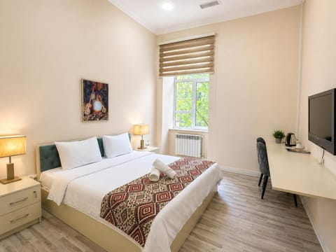 Communal lounge/ TV room, Bed, TV and multimedia, Photo of the whole room, Evening entertainment, Bedroom, hair dresser