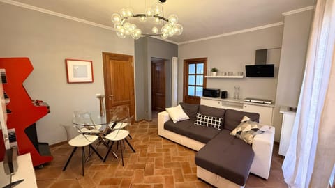 Kitchen or kitchenette, Lounge or bar, Dining area, stove