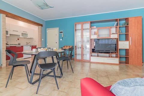 Living room, Dining area, pet friendly